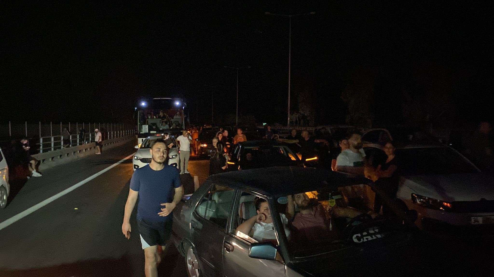 SON DAKİKA: Doğalgaz Yüklü Tır Devrildi  Otoyol trafiğe kapatıldı