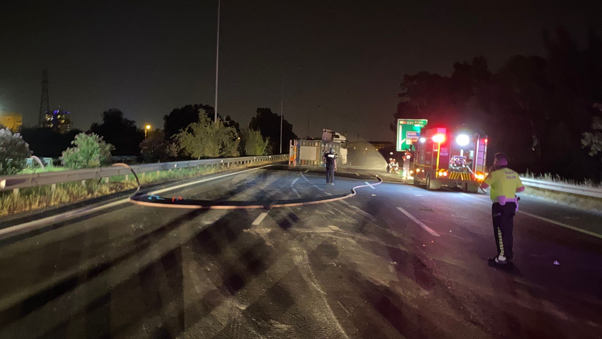 SON DAKİKA: Doğalgaz Yüklü Tır Devrildi  Otoyol trafiğe kapatıldı
