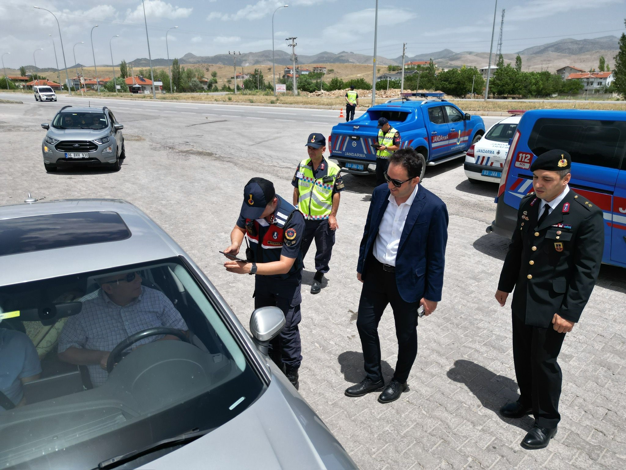 BOLAT, TRAFİK DENETİMİNE KATILIP, SÜRÜCÜLERİ UYARDI