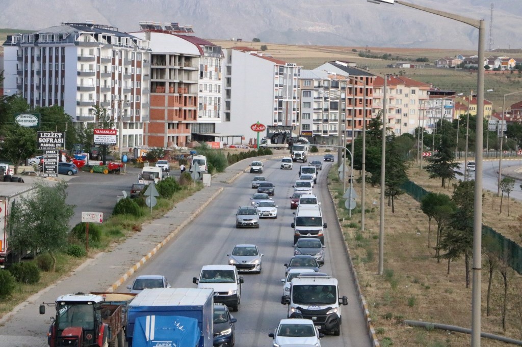 AFYON-ANTALYA KARAYOLUNDA TRAFİK YOĞUNLUĞU BAŞLADI
