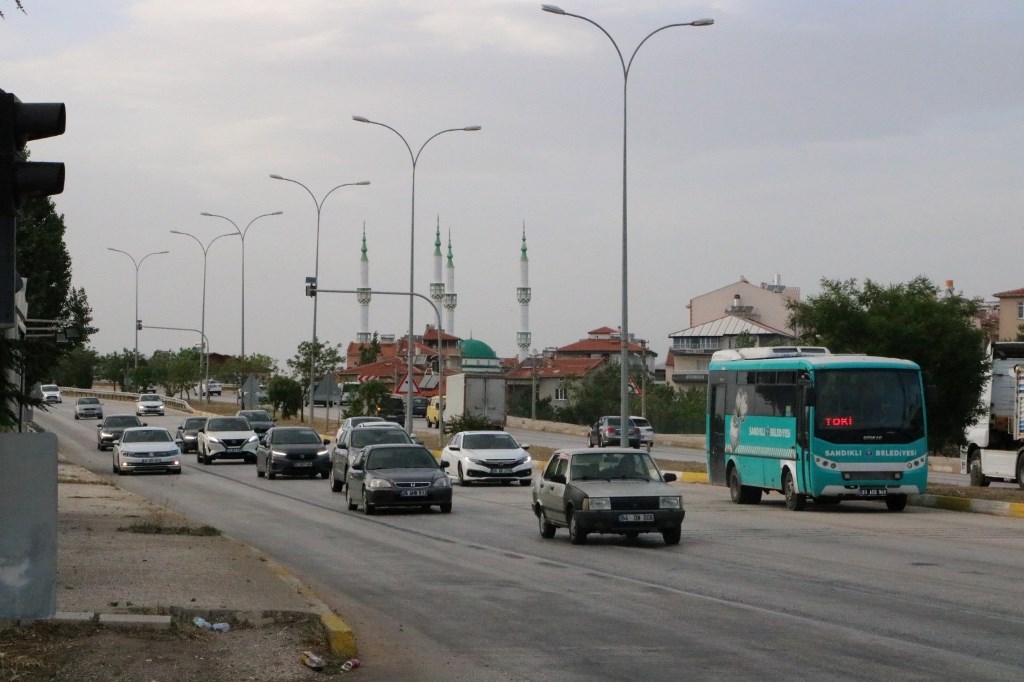 AFYON-ANTALYA KARAYOLUNDA TRAFİK YOĞUNLUĞU BAŞLADI