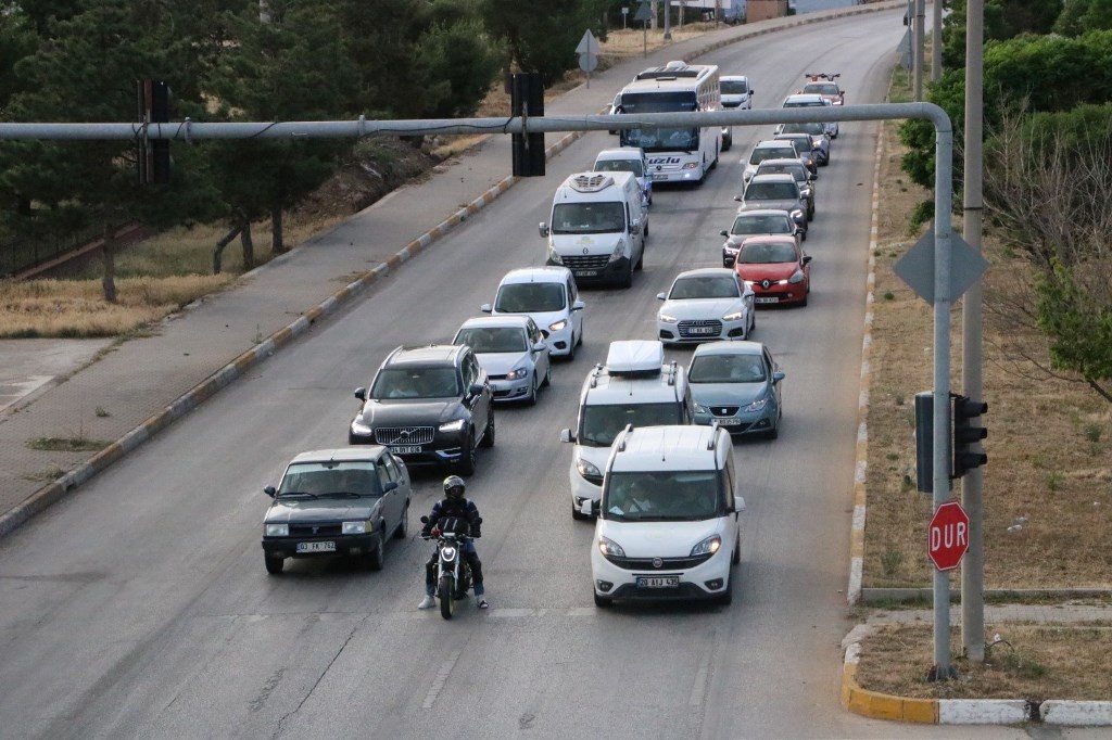 AFYON-ANTALYA KARAYOLUNDA TRAFİK YOĞUNLUĞU BAŞLADI