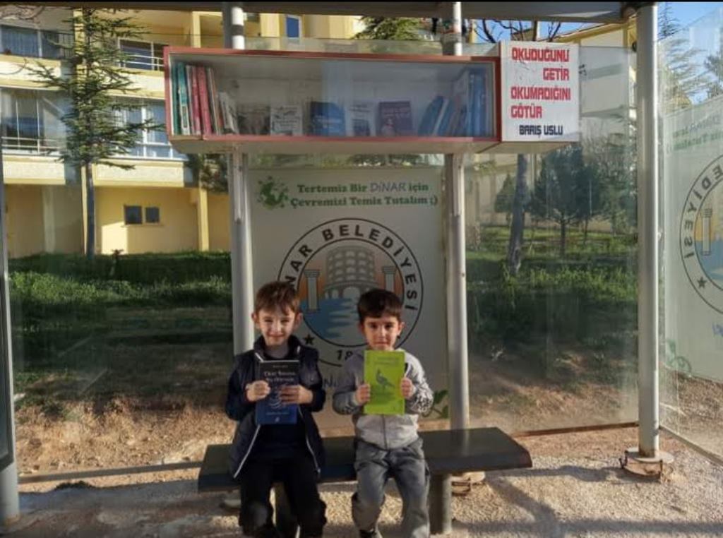 OTOBÜS DURAKLARINDA KİTAPLIK OLUŞTURULDU