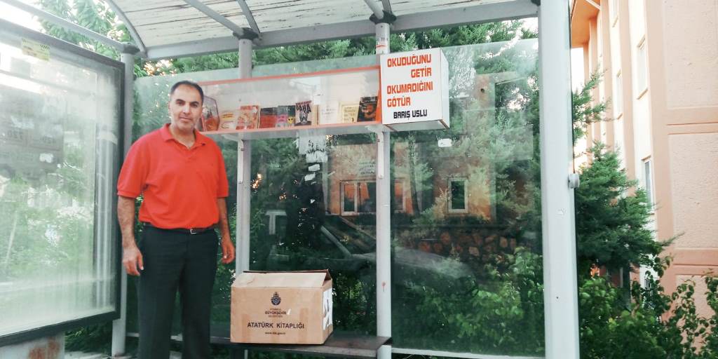 OTOBÜS DURAKLARINDA KİTAPLIK OLUŞTURULDU