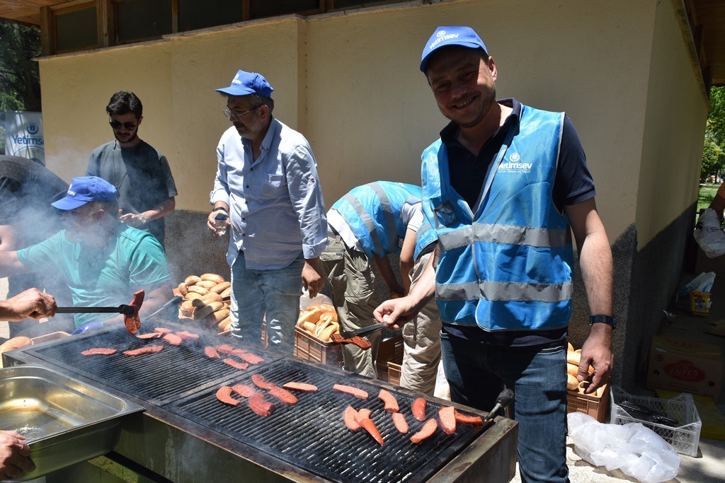 150 ÖKSÜZ VE YETİM ÇOCUĞA "MANEVİ BABALIK" YAPIYOR
