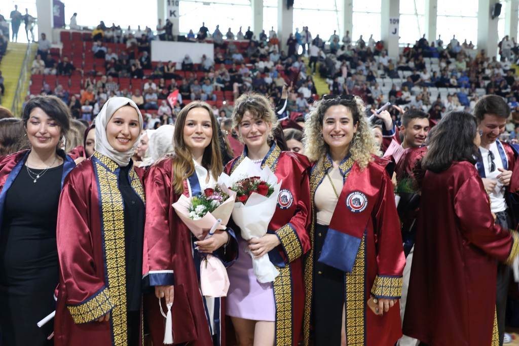 SBF BU YIL 512 MEZUN VERDİ