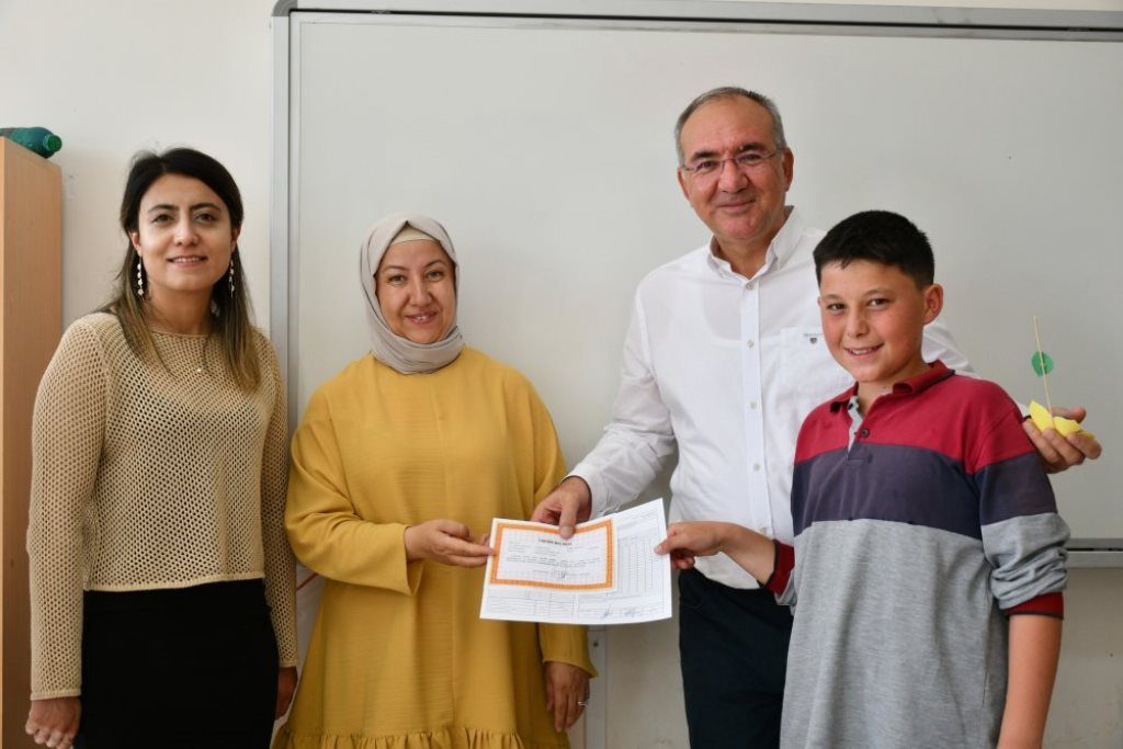 KILINÇARSLAN ÖĞRENCİLERİN KARNE SEVİNCİNE ORTAK OLDU
