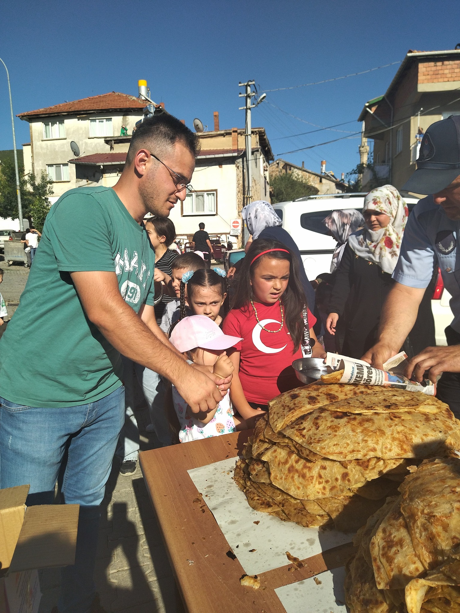 Taşoluk Beldesinde Anlamlı Gelenek: Adak Taşına Katmer Getirme  Yaşatılıyor