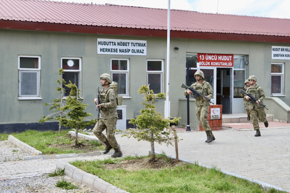 'Hudut Kartalları' bayramda da elleri tetikte sınır nöbetinde