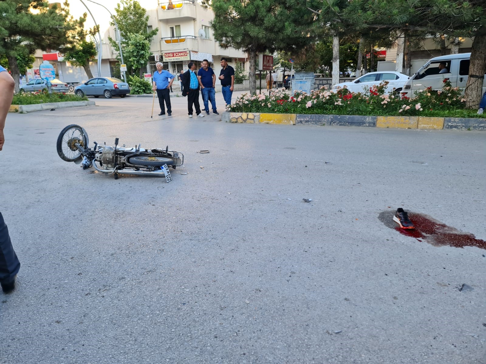 Otomobille Motosiklet Çarpıştı 2 Genç Ağır Yaralandı