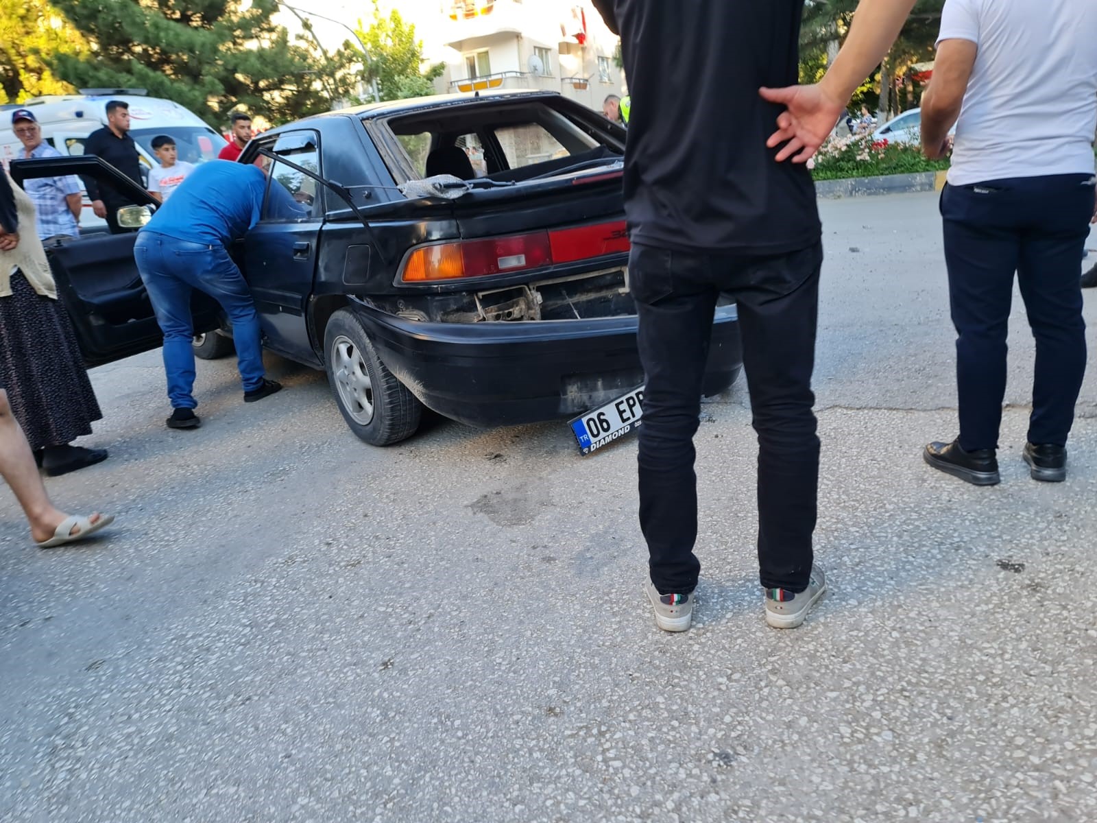 Otomobille Motosiklet Çarpıştı 2 Genç Ağır Yaralandı