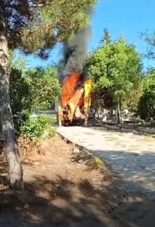 Mezarlıkta Yanan Kepçe Korkuttu