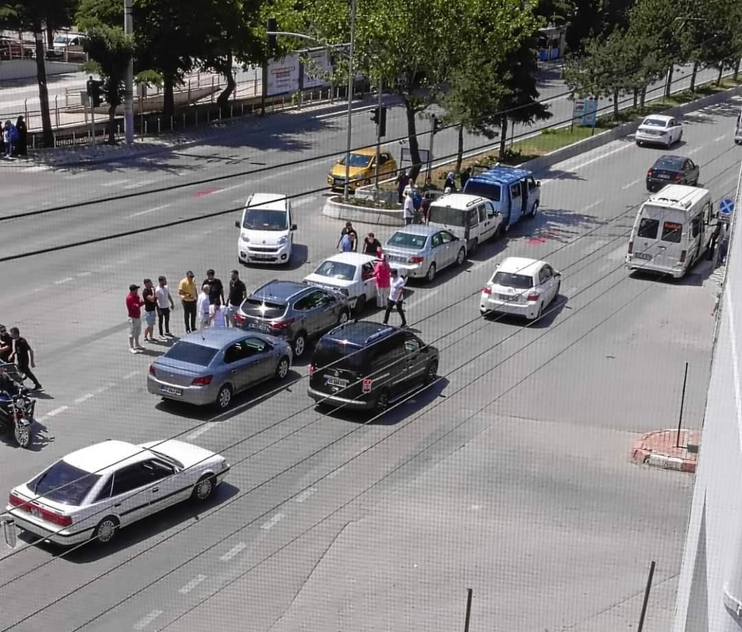 Afyonkarahisar'da bayram trafiğinde yumruklar konuştu