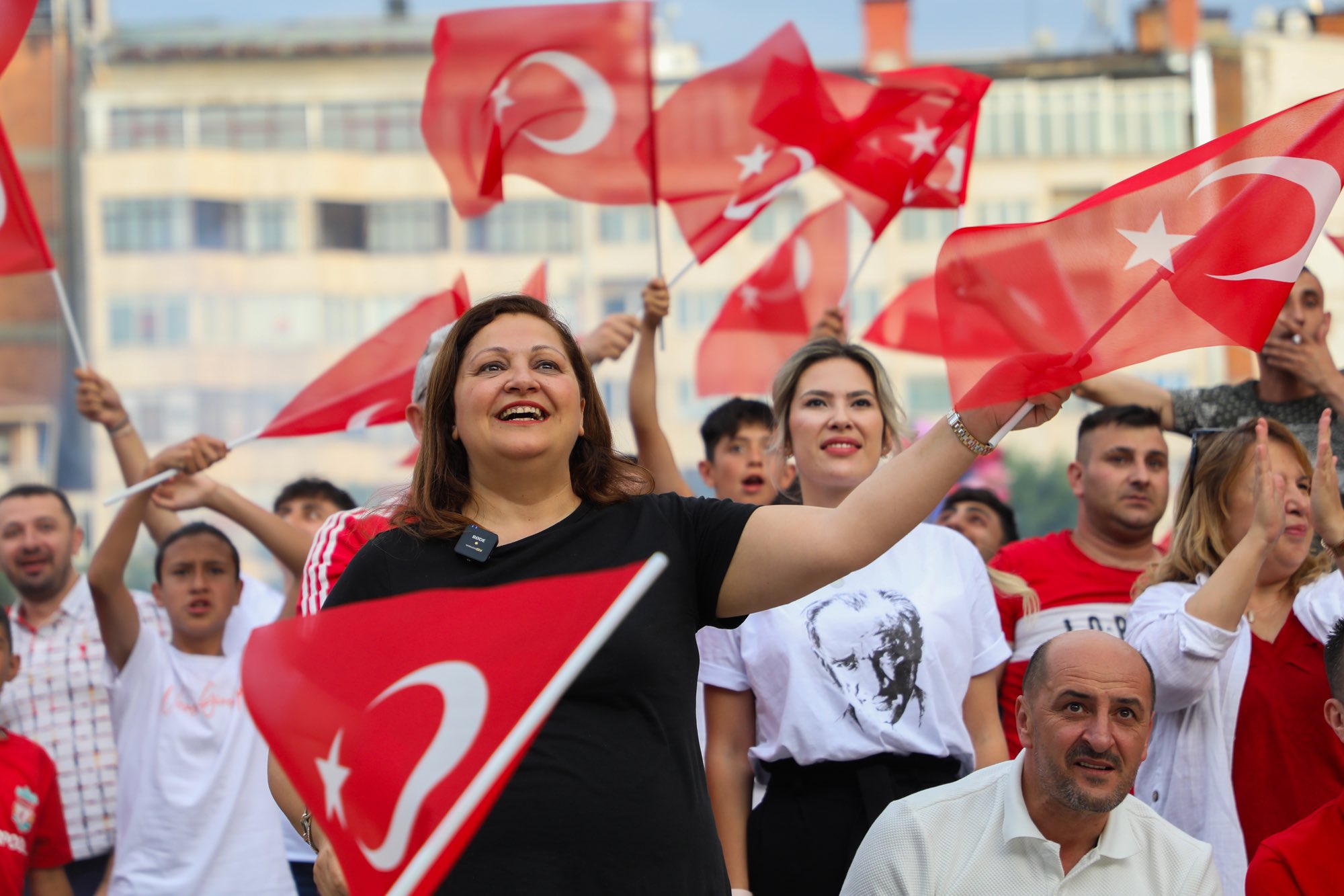 KÖKSAL, A Milli Futbol Takımı'nı Kent meydanında dev ekranda izledi