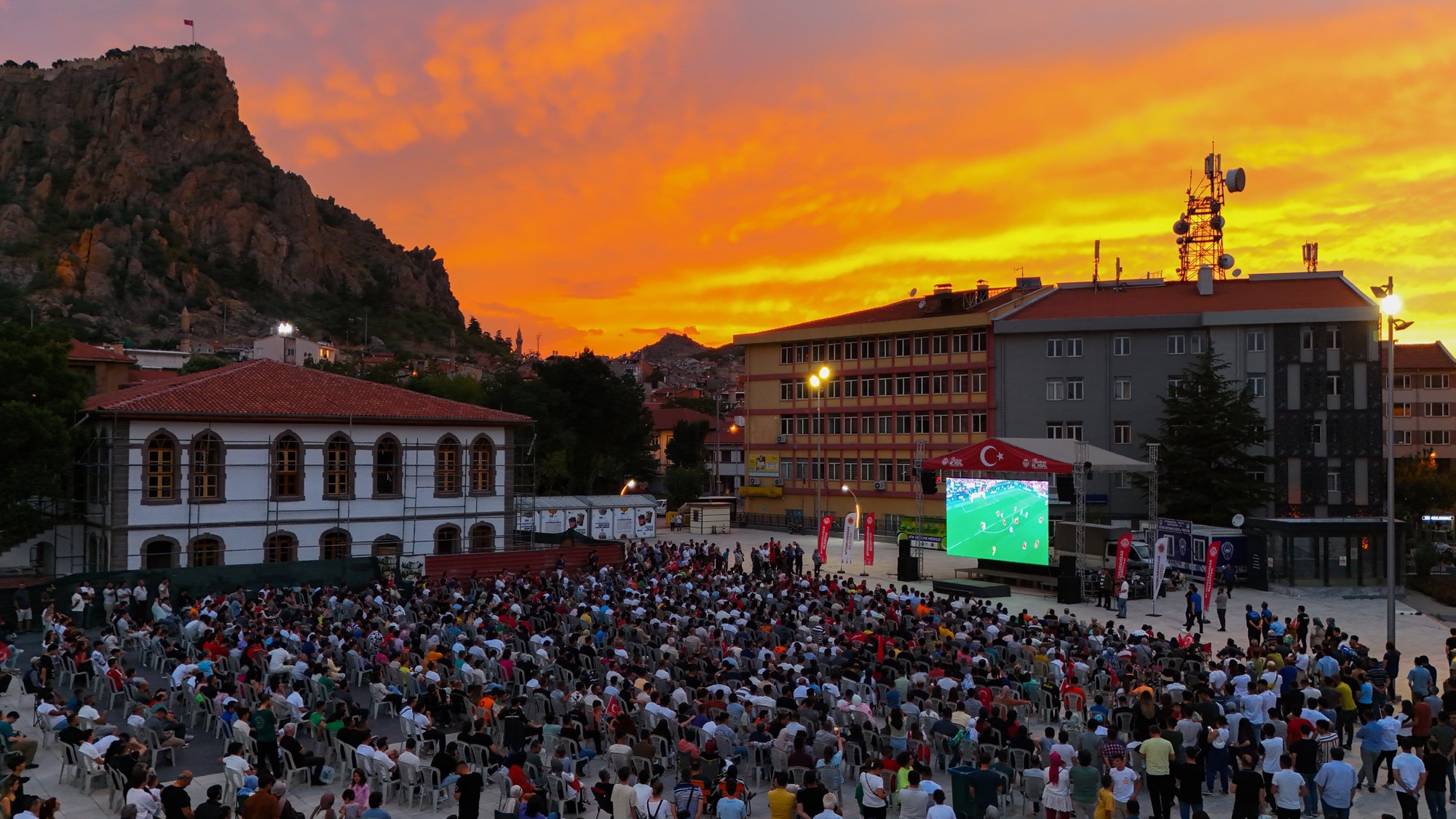 KÖKSAL, A Milli Futbol Takımı'nı Kent meydanında dev ekranda izledi