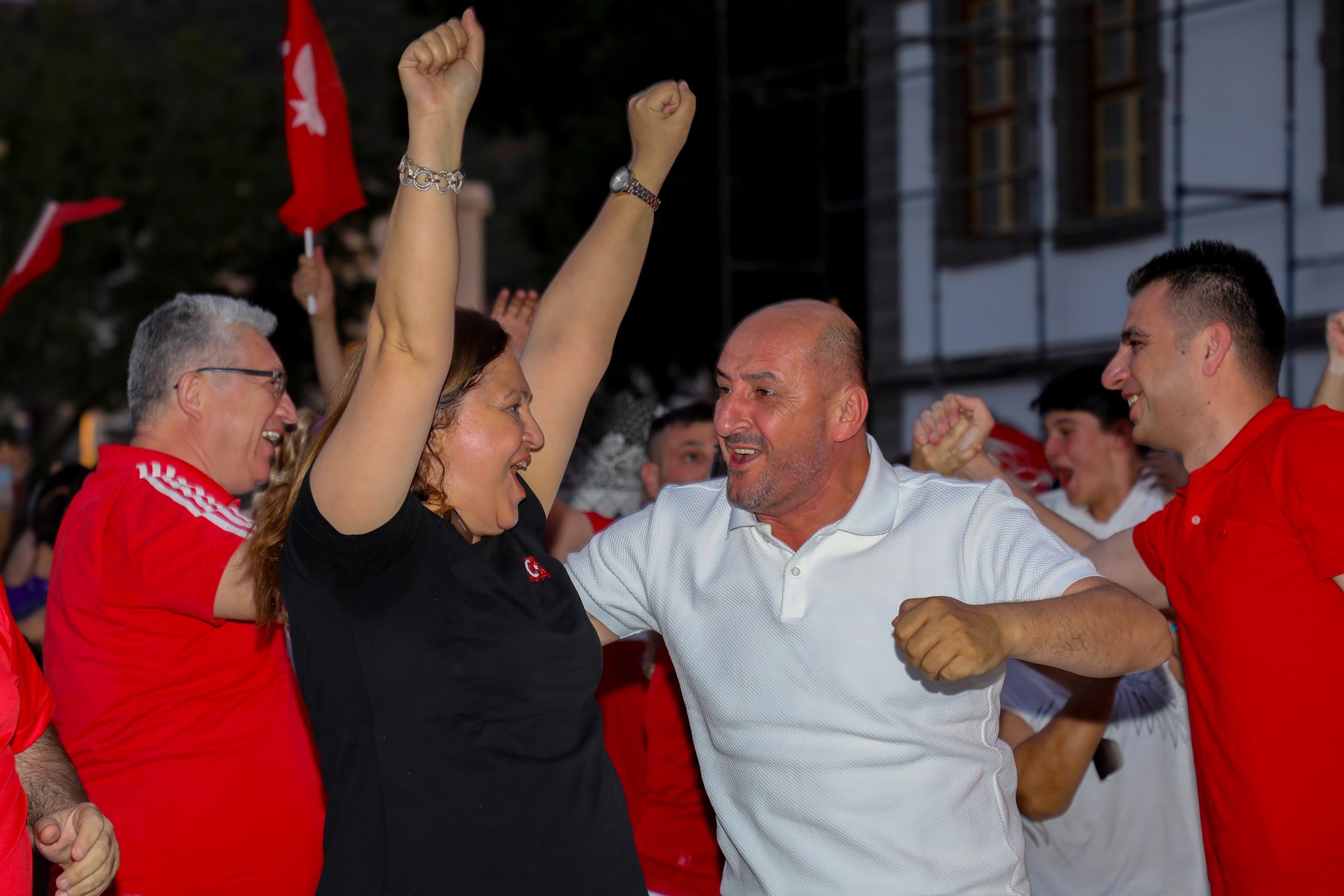 KÖKSAL, A Milli Futbol Takımı'nı Kent meydanında dev ekranda izledi
