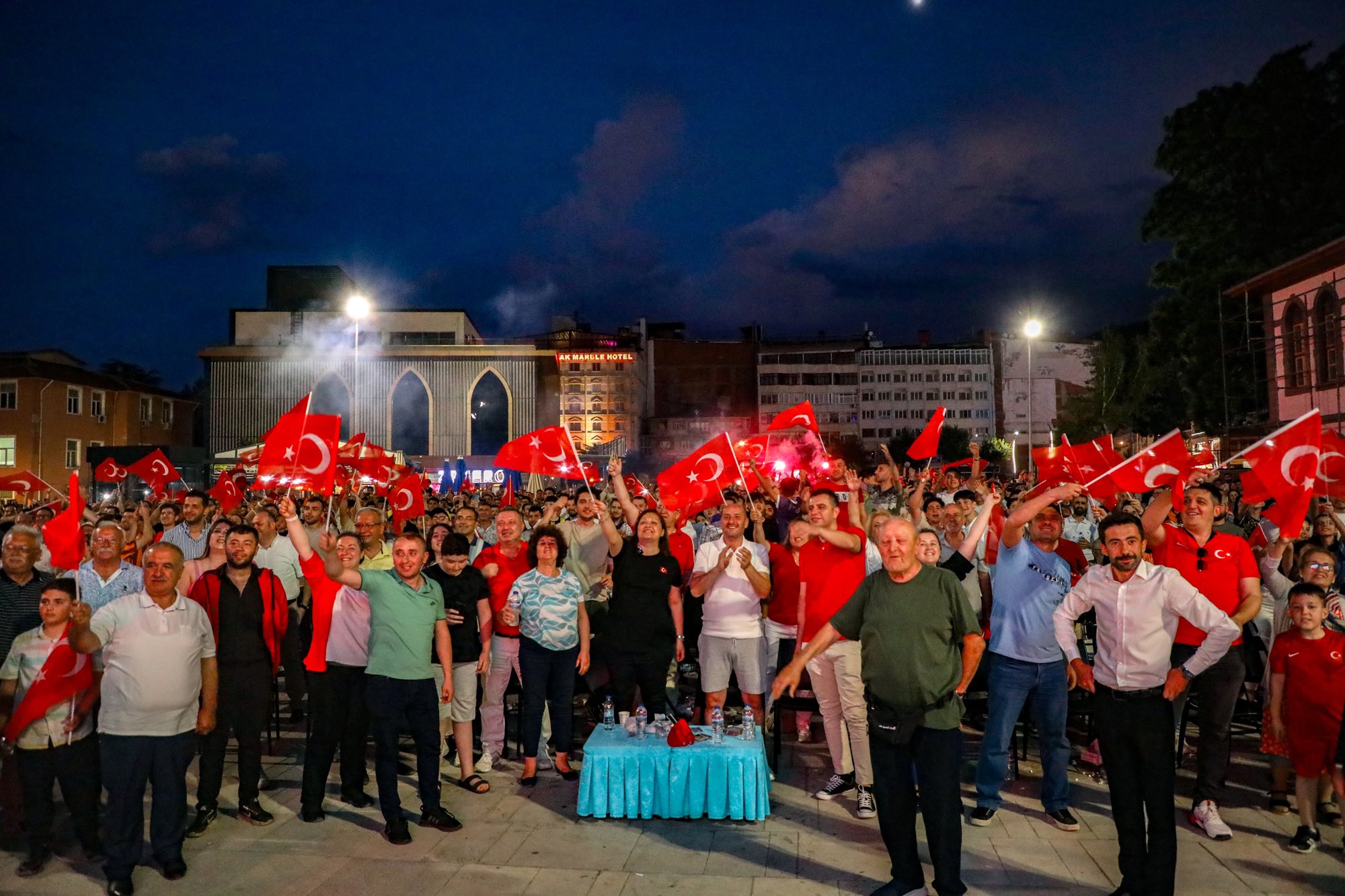 KÖKSAL, A Milli Futbol Takımı'nı Kent meydanında dev ekranda izledi
