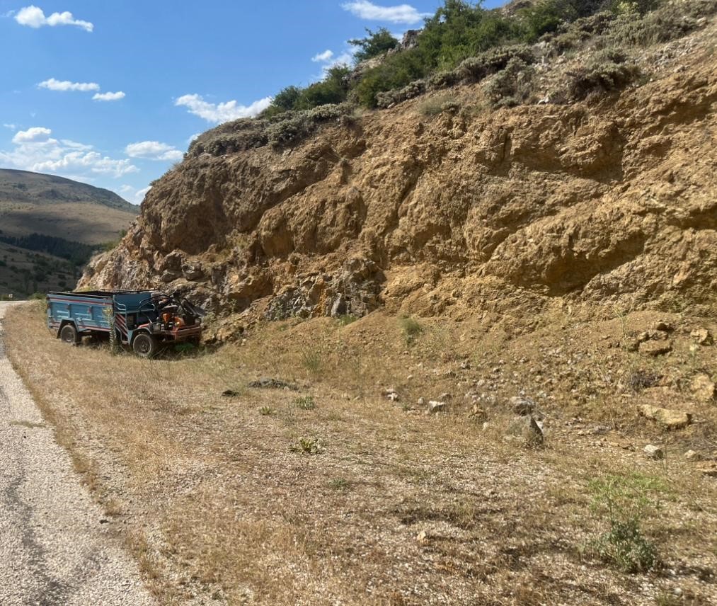 Şuhut’ta Feci Kaza: Tarım Aracı Kayalıklara Çarptı!  Kazada 1 Kişi Öldü 2 Kişi İse Yaralandı