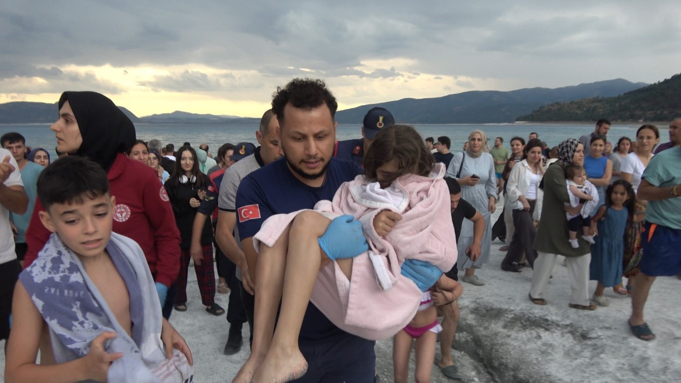 Salda Gölünün Ortasında Can Pazarı!
