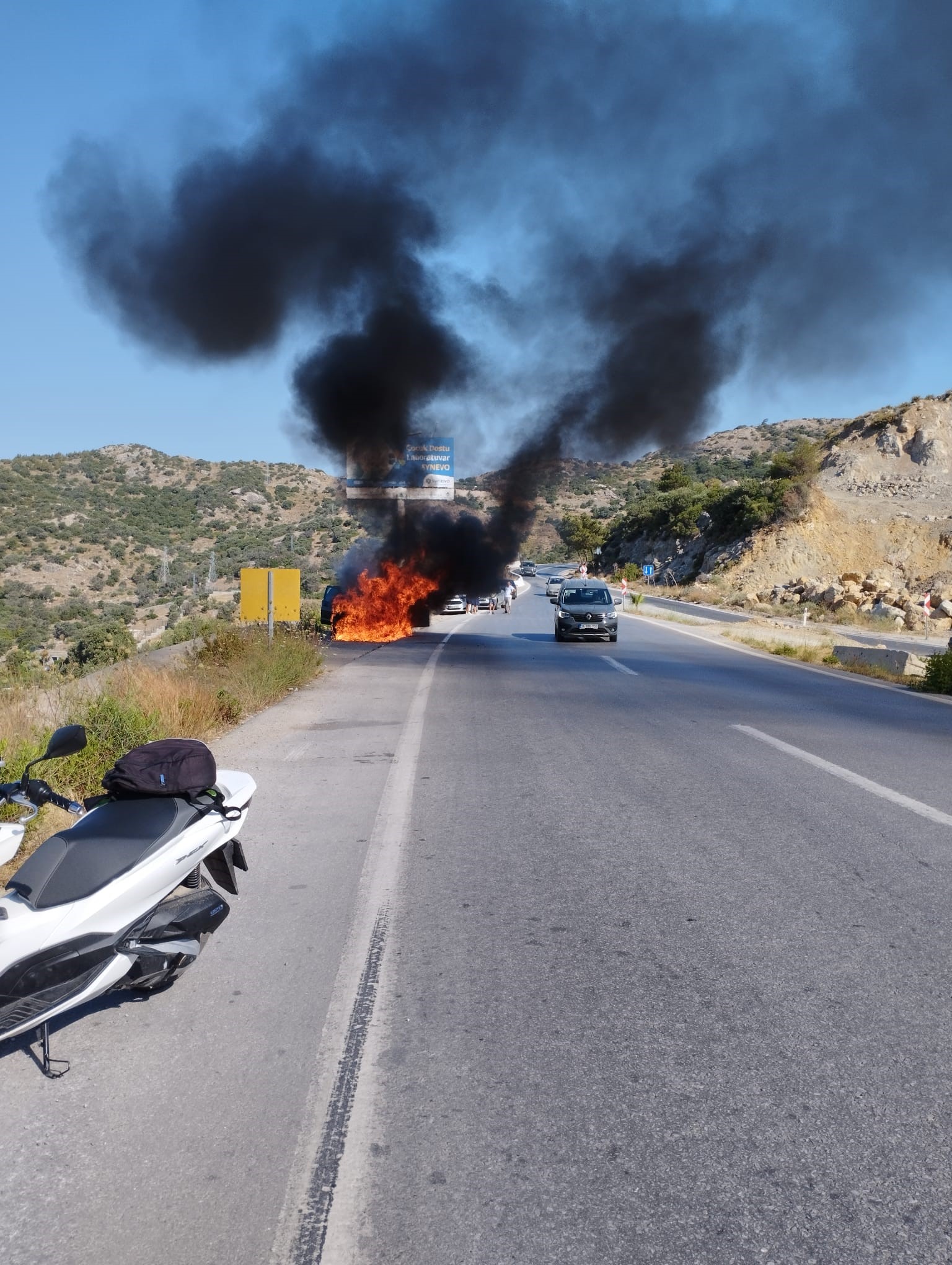 Otomobil Önce Alev Topu Oldu, Sonra Metal Yığınına Döndü