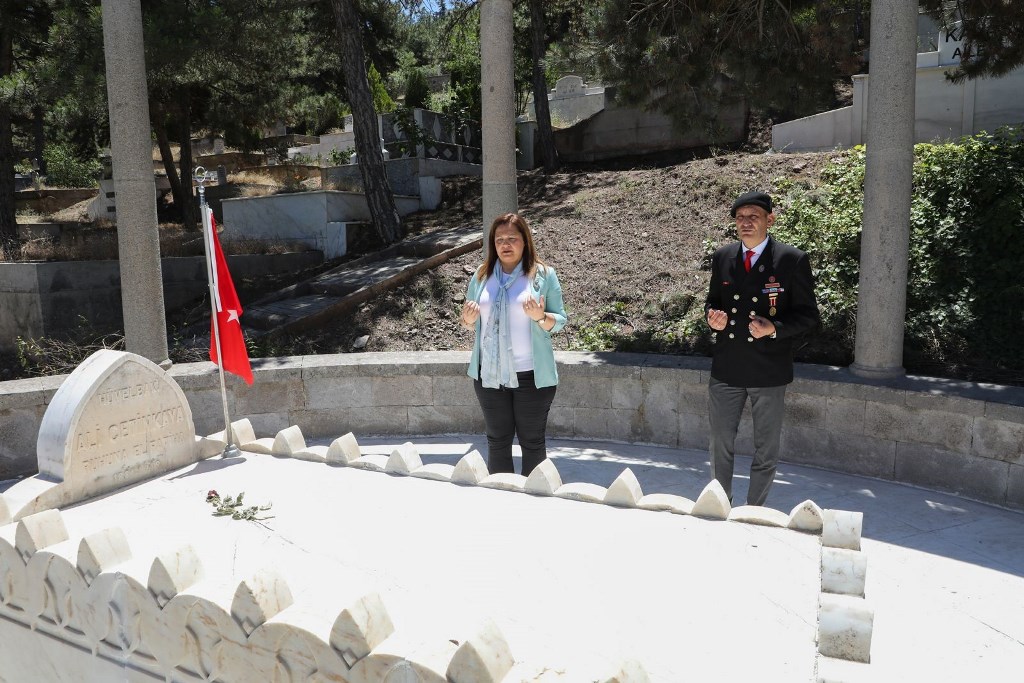 ALİ ÇETİNKAYA'NIN MEZARI RESTORE EDİLDİ