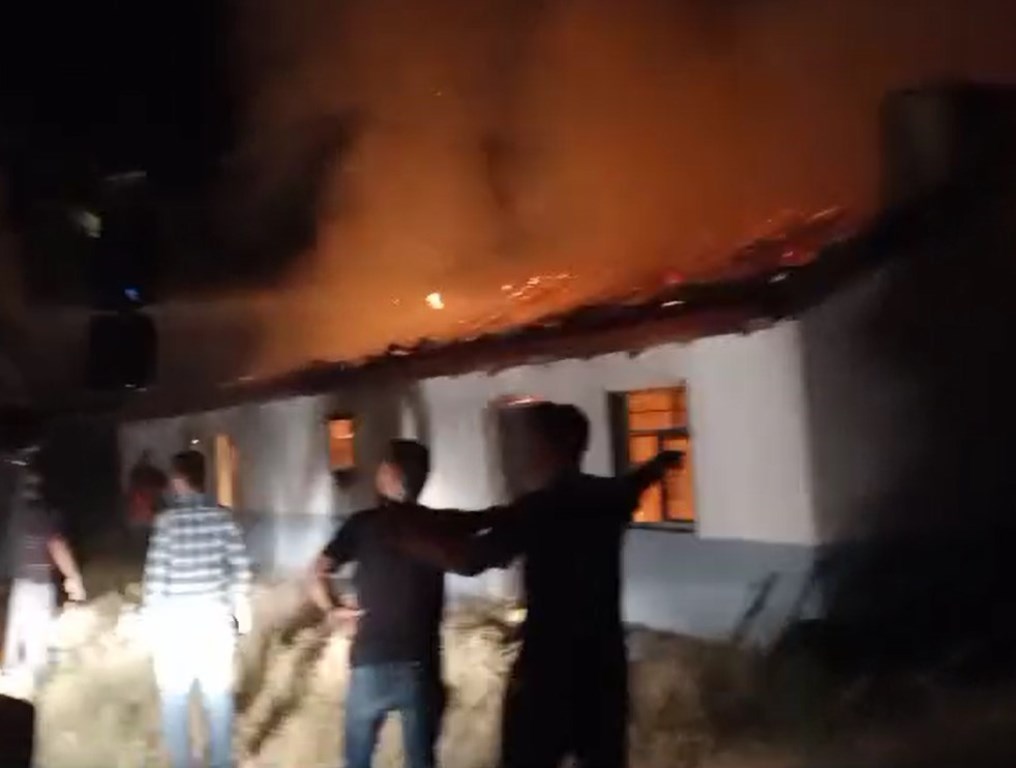 AFYON'DA BESİHANEYE YILDIRIM DÜŞTÜ!