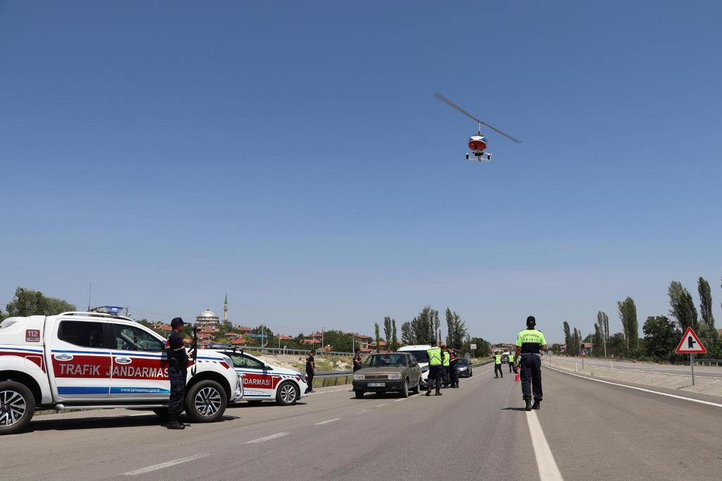 AFYON'DA JANDARMA EKİPLERİ CAYROKOPTERLE DENETİM YAPTI