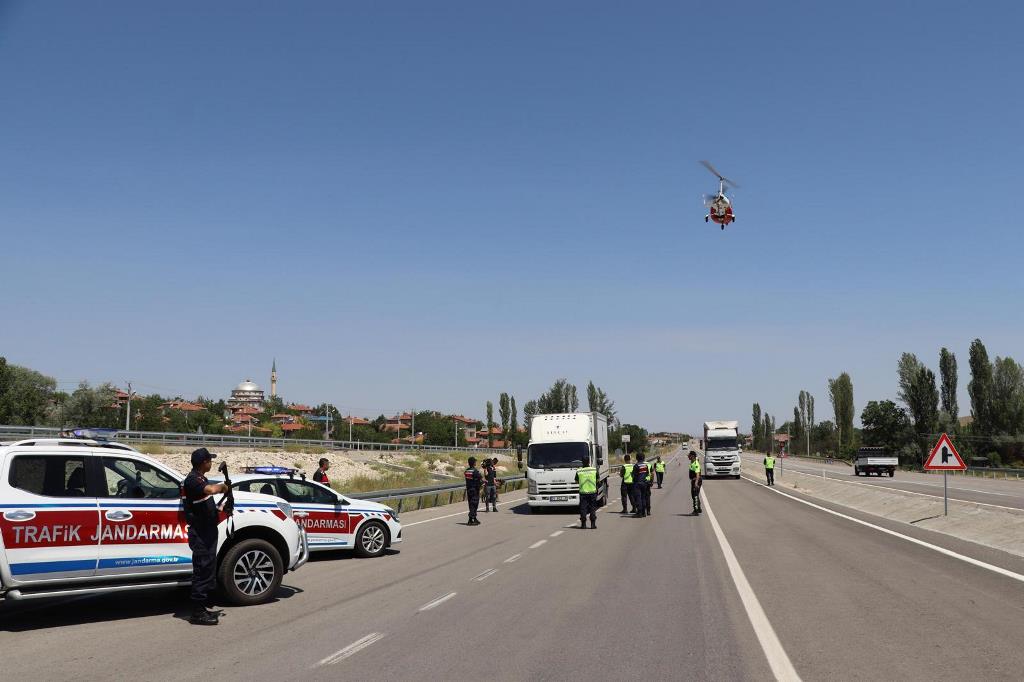 AFYON'DA JANDARMA EKİPLERİ CAYROKOPTERLE DENETİM YAPTI