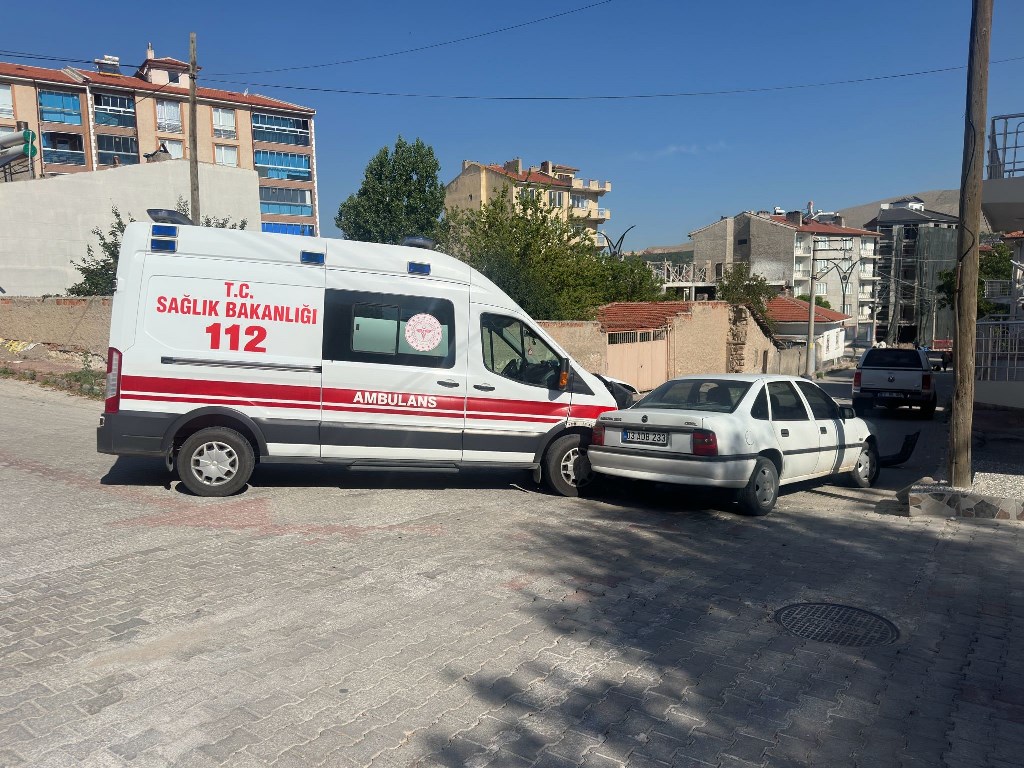 AFYON'DA AMBULANS, OTOMOBİL İLE ÇARPIŞTI