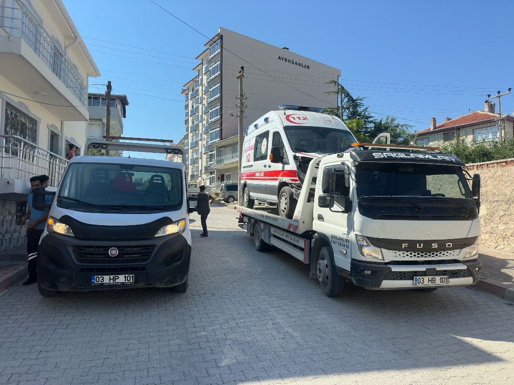 AFYON'DA AMBULANS, OTOMOBİL İLE ÇARPIŞTI