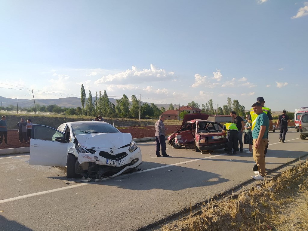 ŞUHUT AĞZIKARA KÖYÜ KAVŞAĞINDA KAZA!