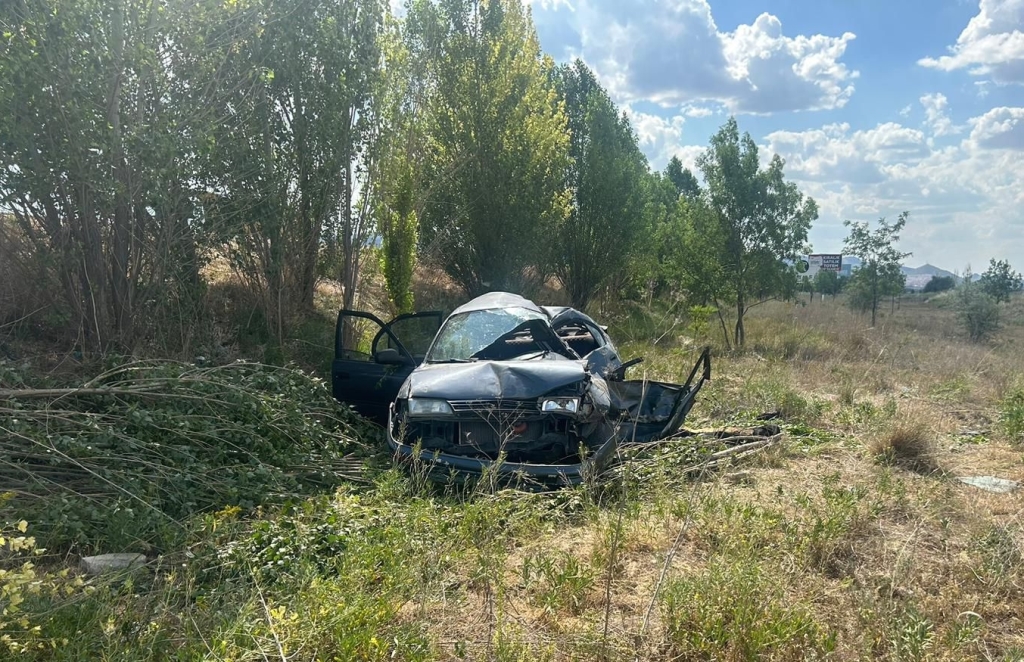 AFYON'DA ŞARAMPOLE DEVRİLEN OTOMOBİLDEKİ 5 KİŞİ YARALANDI