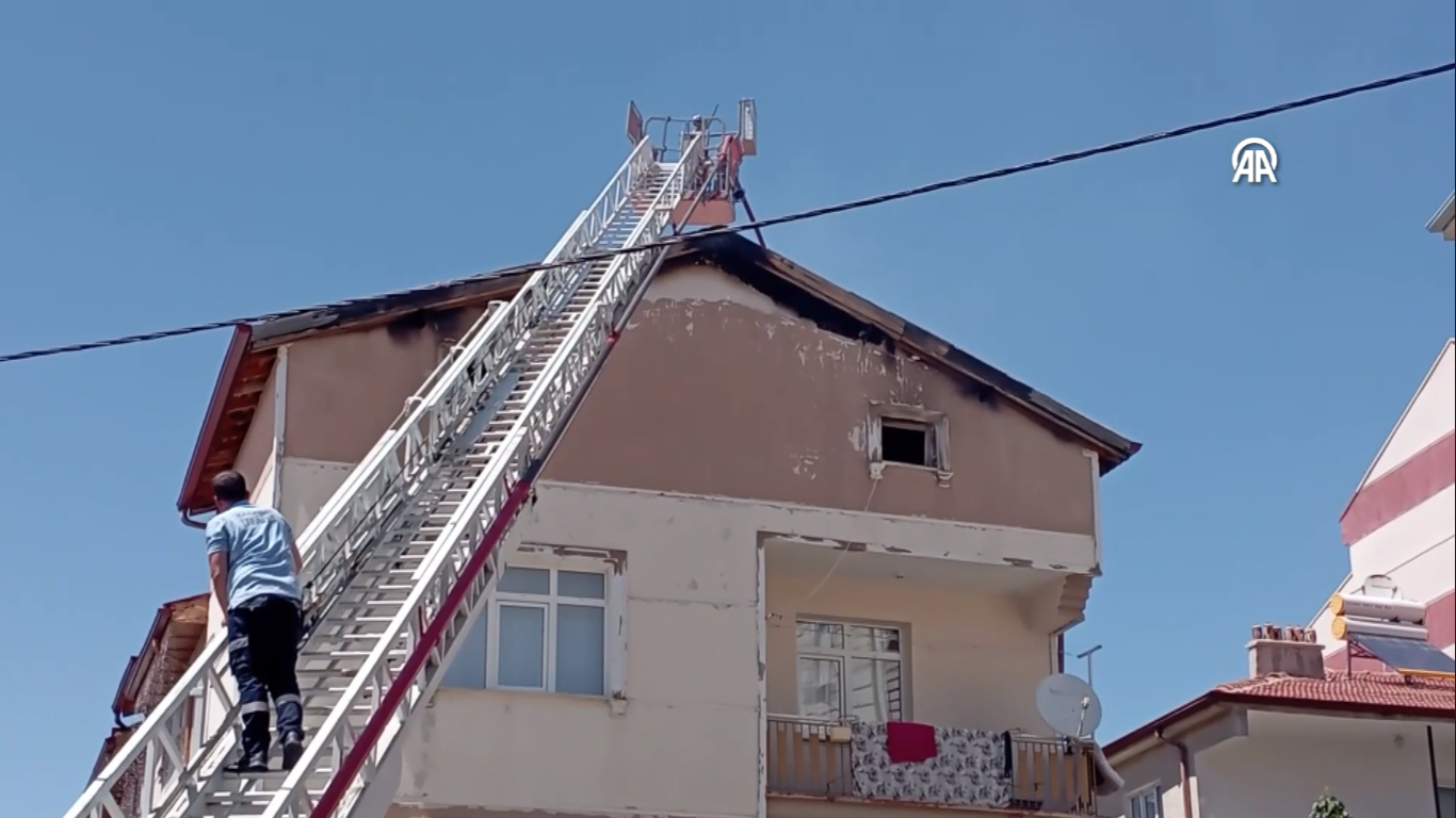 Evin Çatısından Çıkan Dumanlar Mahalleliye Panik Yarattı