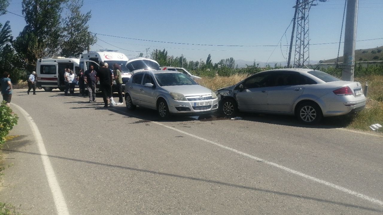 Otomobiller Kafa Kafaya Çarpıştı: 3 Yaralı  Kazada 3 kişi yaralandı