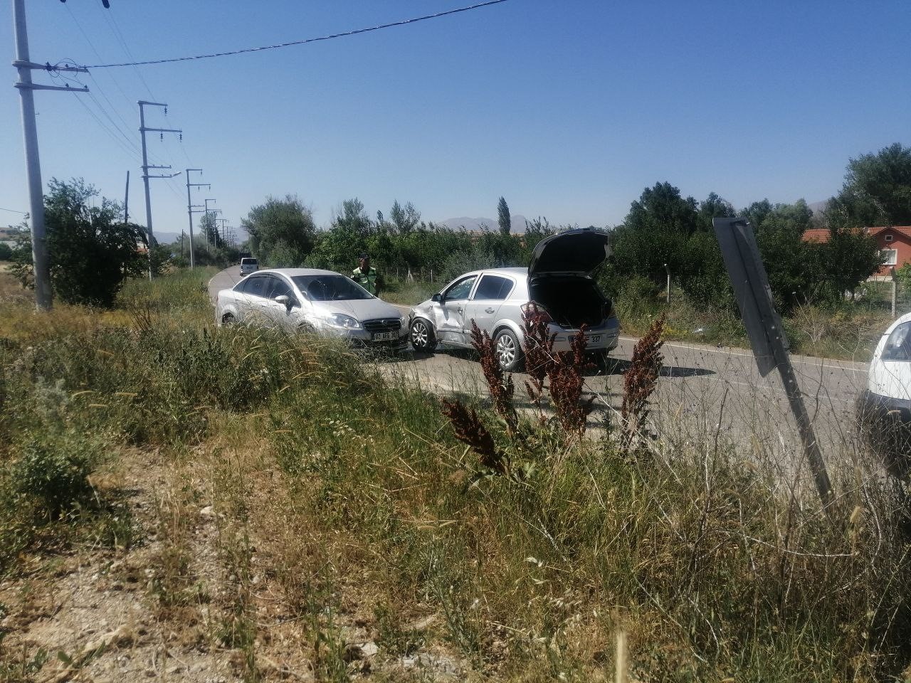 Otomobiller Kafa Kafaya Çarpıştı: 3 Yaralı  Kazada 3 kişi yaralandı