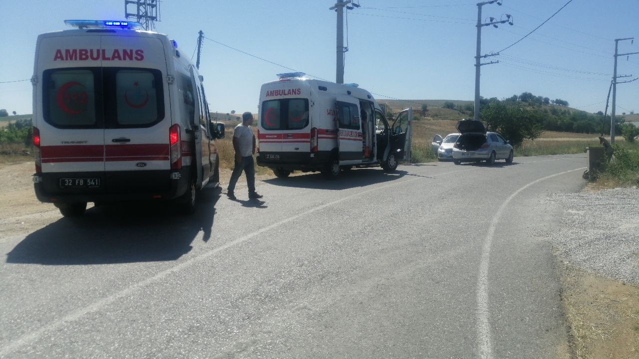 Otomobiller Kafa Kafaya Çarpıştı: 3 Yaralı  Kazada 3 kişi yaralandı