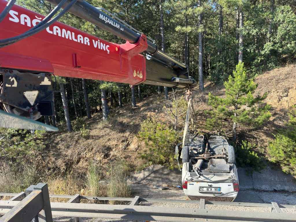 ŞARAMPOLE GİRİP AĞAÇLARA ÇARPTTI, YARALILAR VAR!
