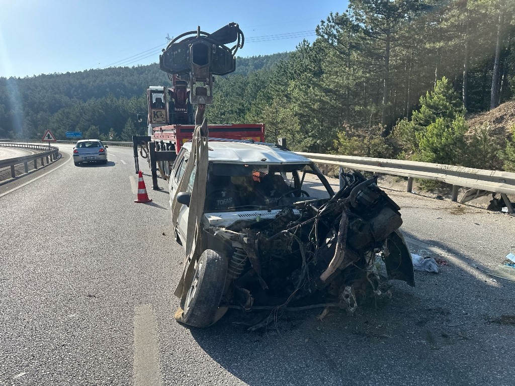 ŞARAMPOLE GİRİP AĞAÇLARA ÇARPTTI, YARALILAR VAR!