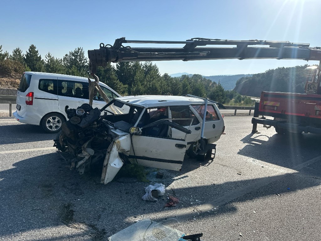 ŞARAMPOLE GİRİP AĞAÇLARA ÇARPTTI, YARALILAR VAR!
