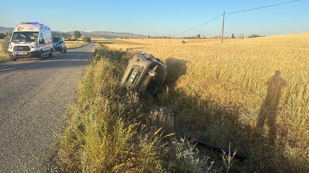 ŞARAMPOLE DEVRİLEN OTOMOBİLDEN ŞANS ESERİ YARALI KURTULDULAR
