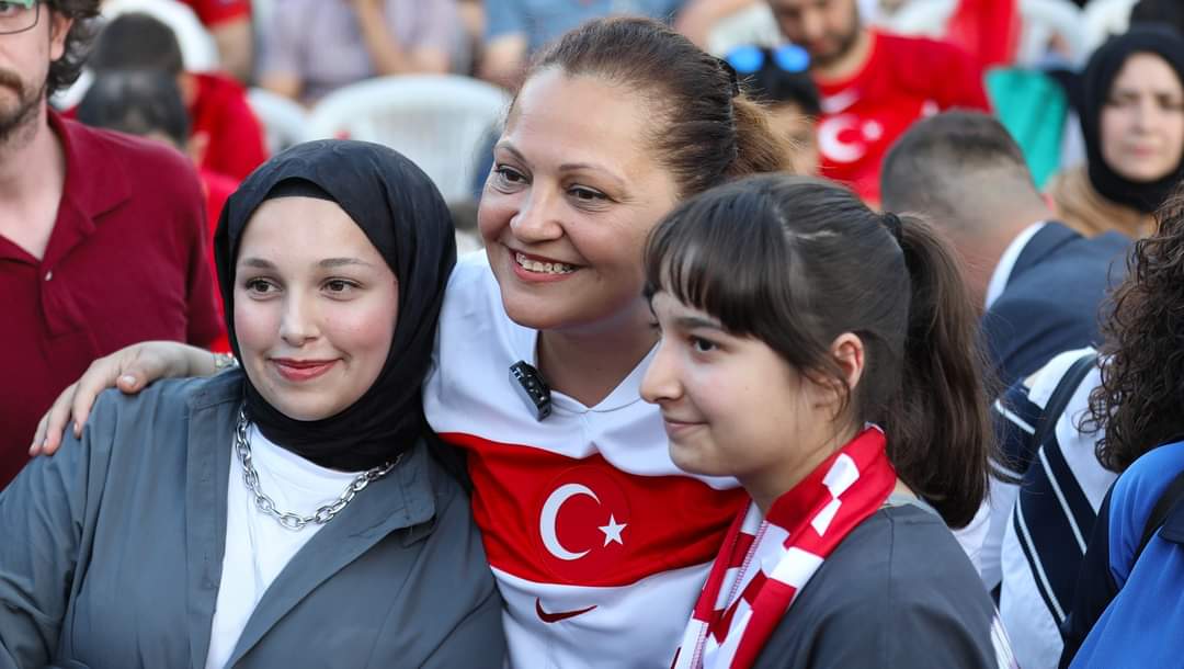 MİLLİLERE ZAFER MEYDANINDAN DESTEK VERDİLER
