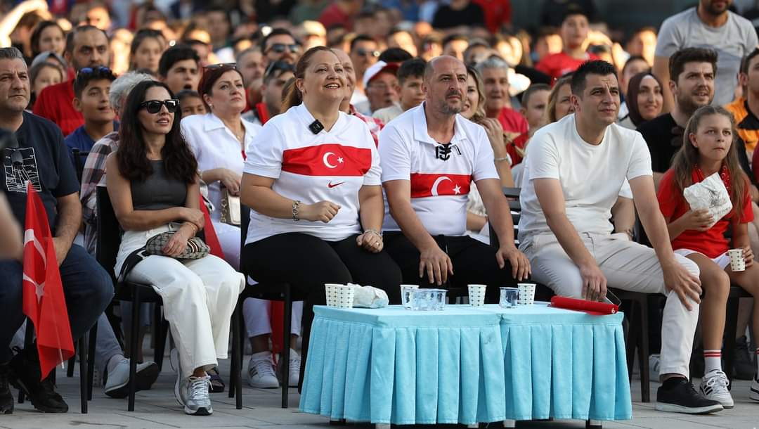 MİLLİLERE ZAFER MEYDANINDAN DESTEK VERDİLER