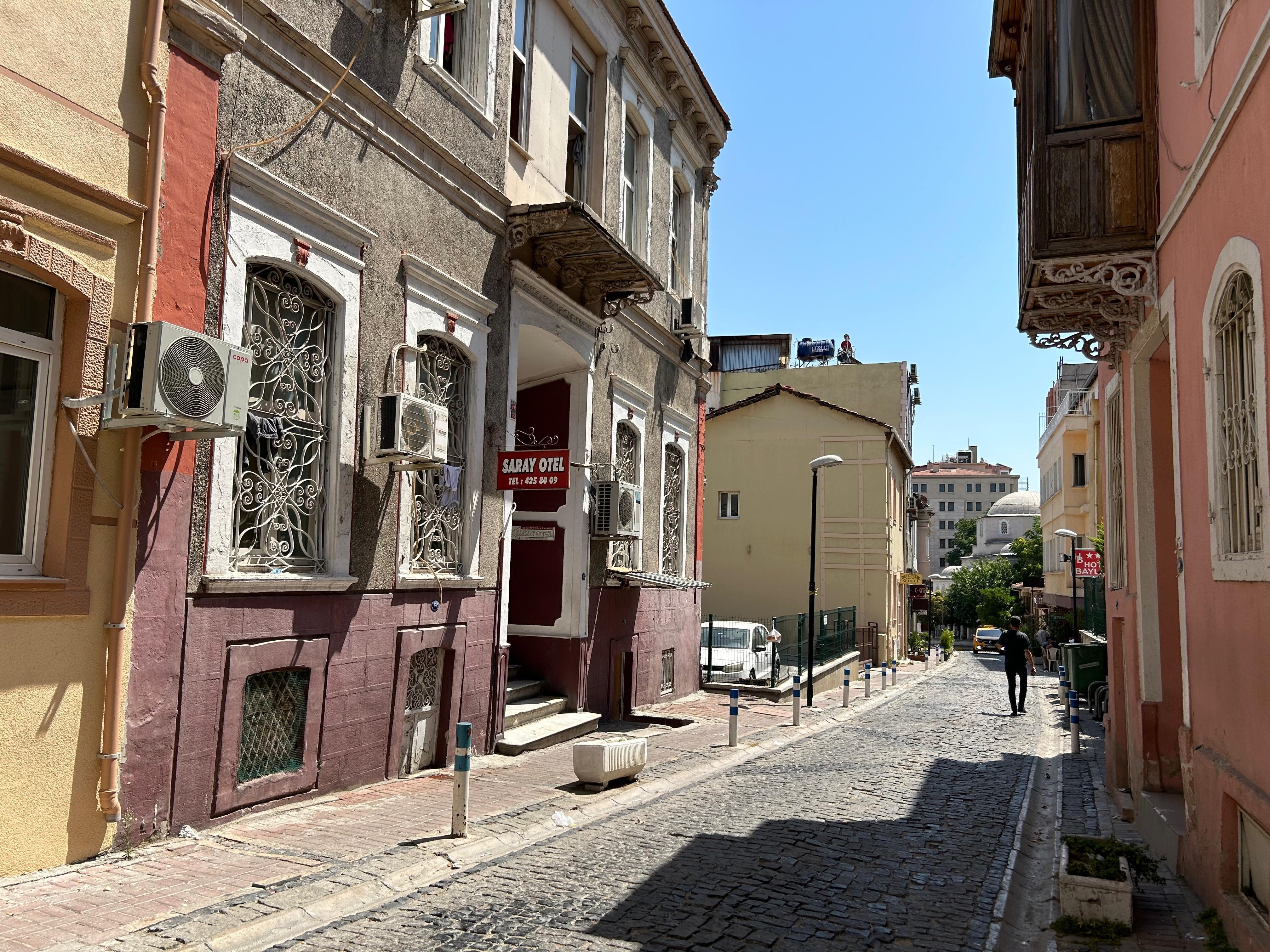 İki Kardeş Otel Odasında Ölü Bulundu