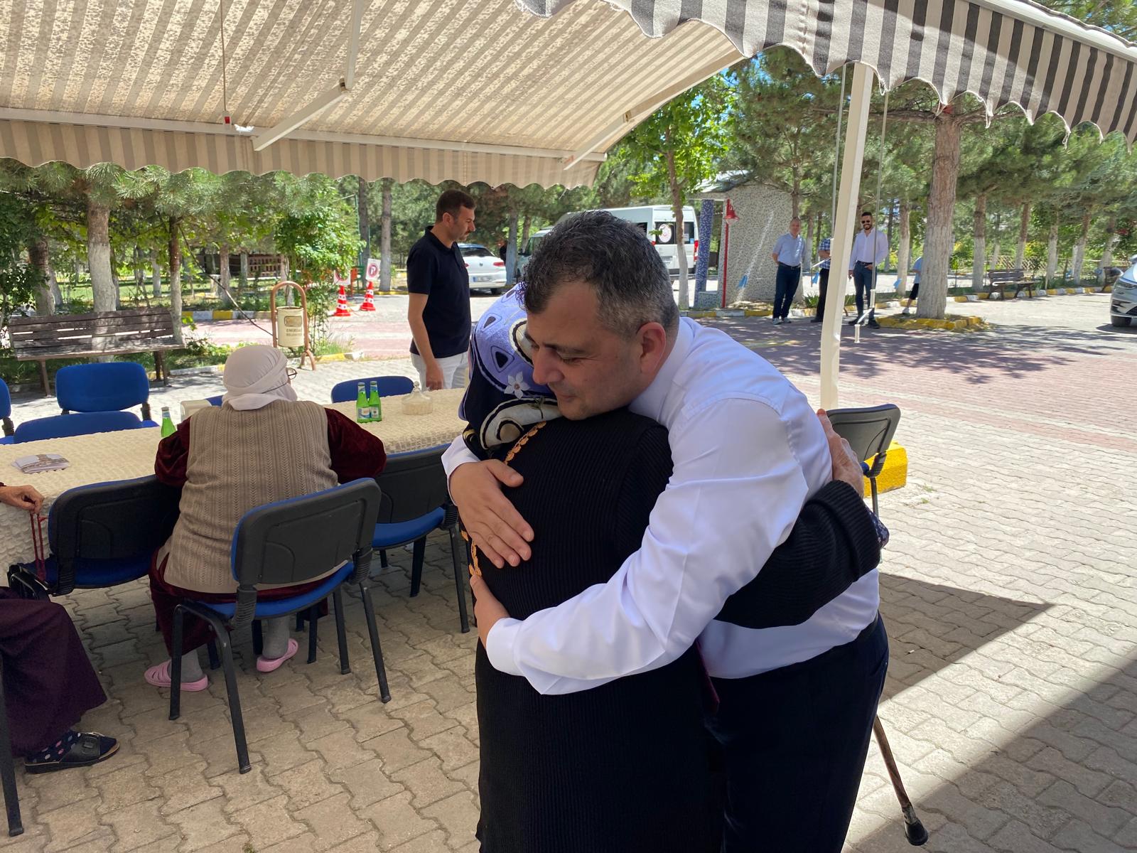 Yaşlıların Gönlüne Taht Kuran Genç Siyasetçi Koyuncu