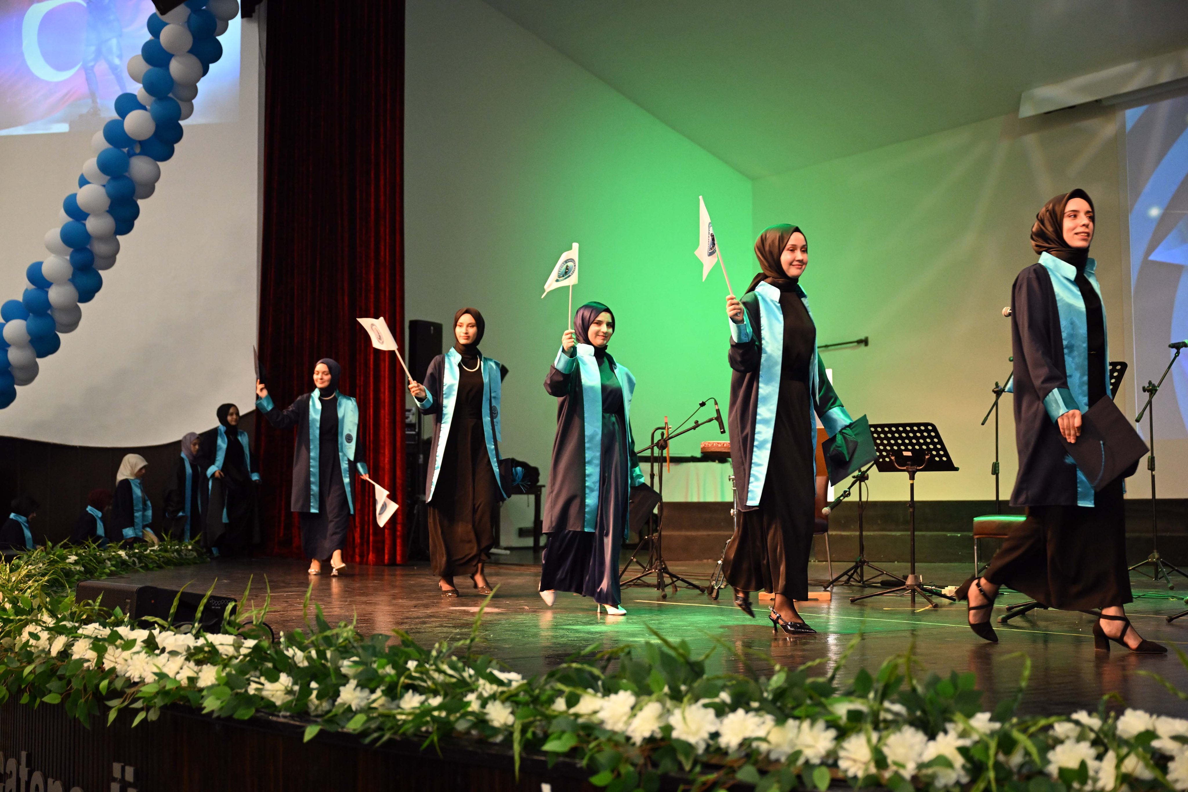Geleceğin İlahiyatçıları Mezuniyet Coşkusu Yaşadı