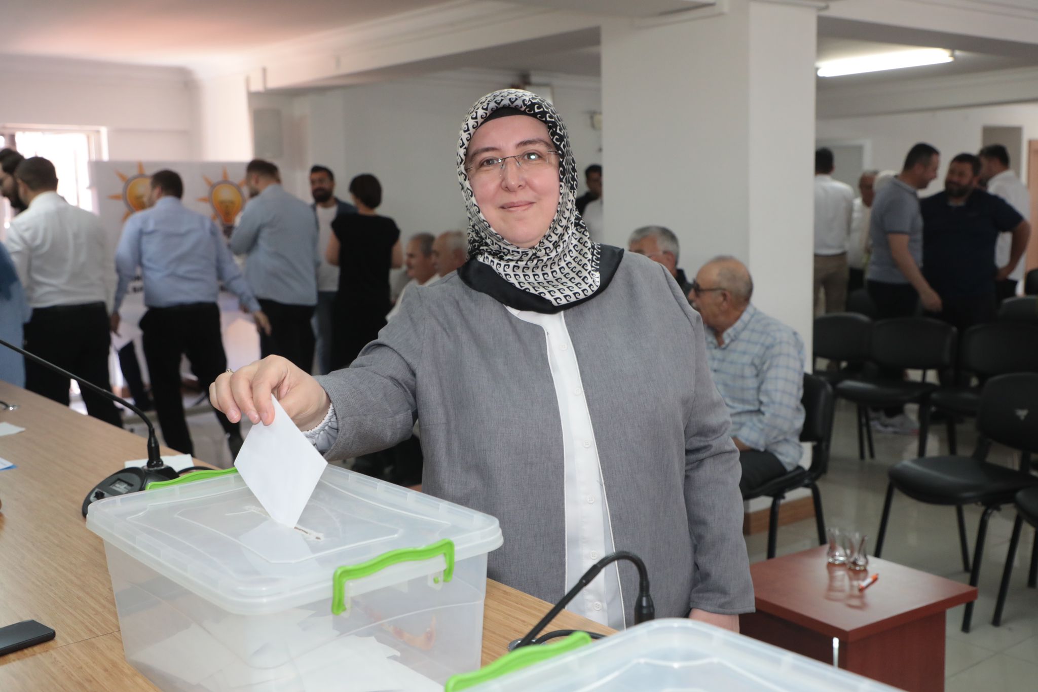 AK Kadınlar Sandık Başına Gitti