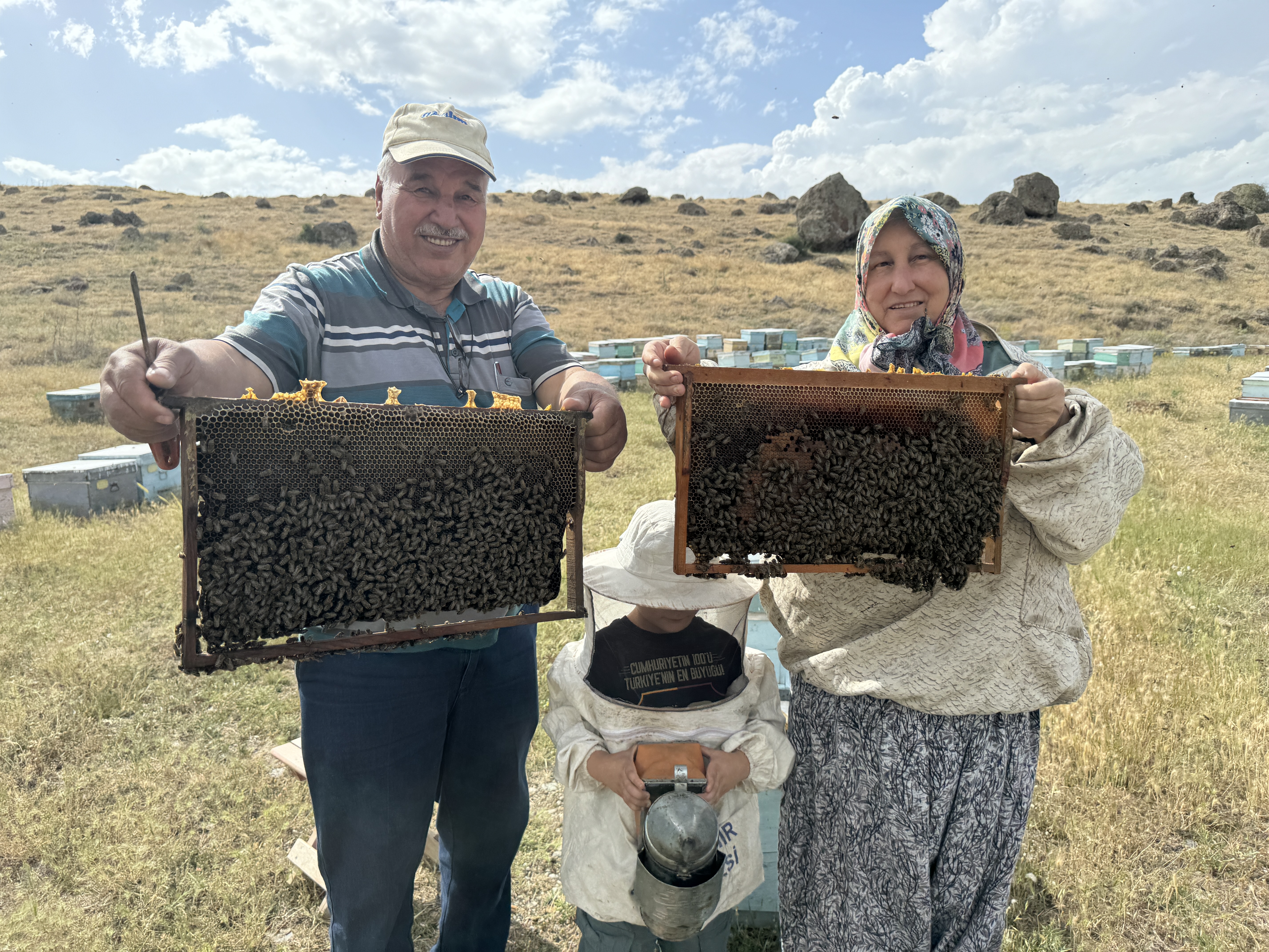 Arıcı Çiftin 30 Yıllık Serüveni! Çift kaliteli bal için Muğla ile Afyonkarahisar arasında mekik dokuyor