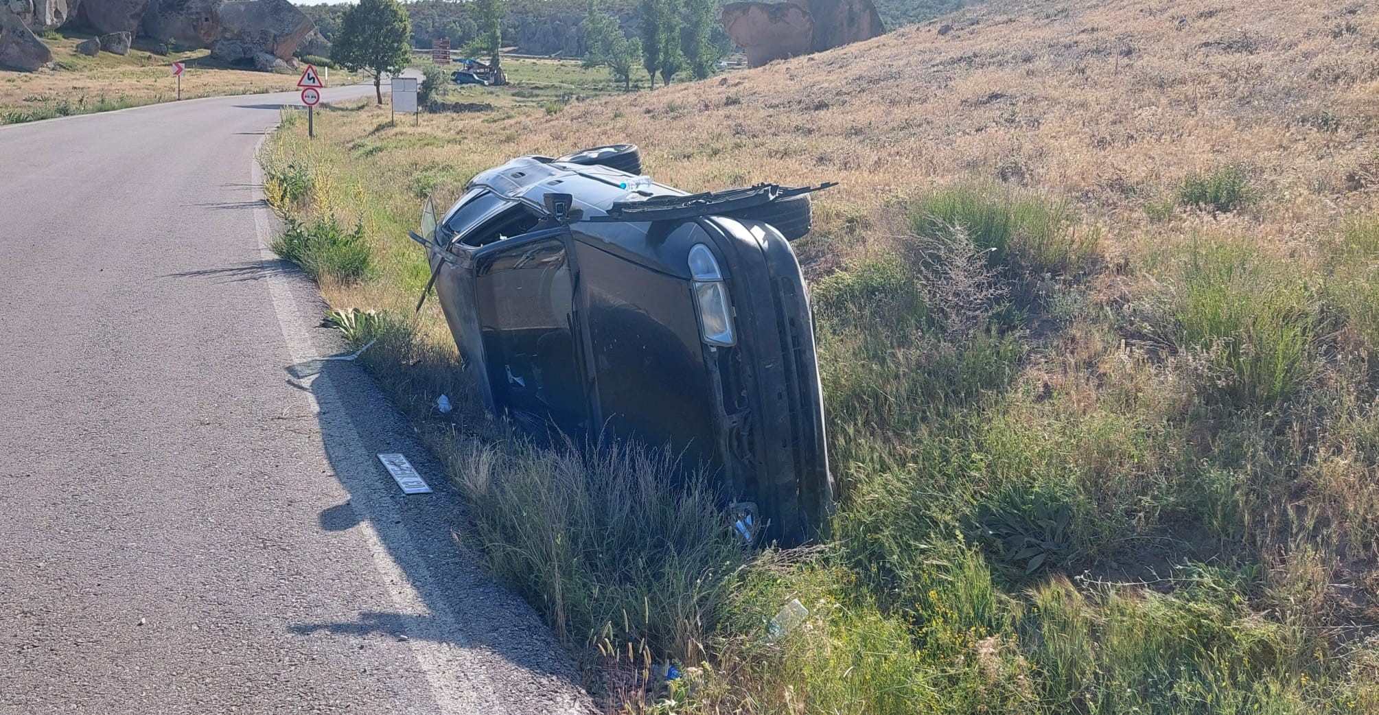 Frig Vadisi Gezisi Kazayla Son Buldu: Direksiyon hakimiyetini kaybeden araç şarampole devrildi