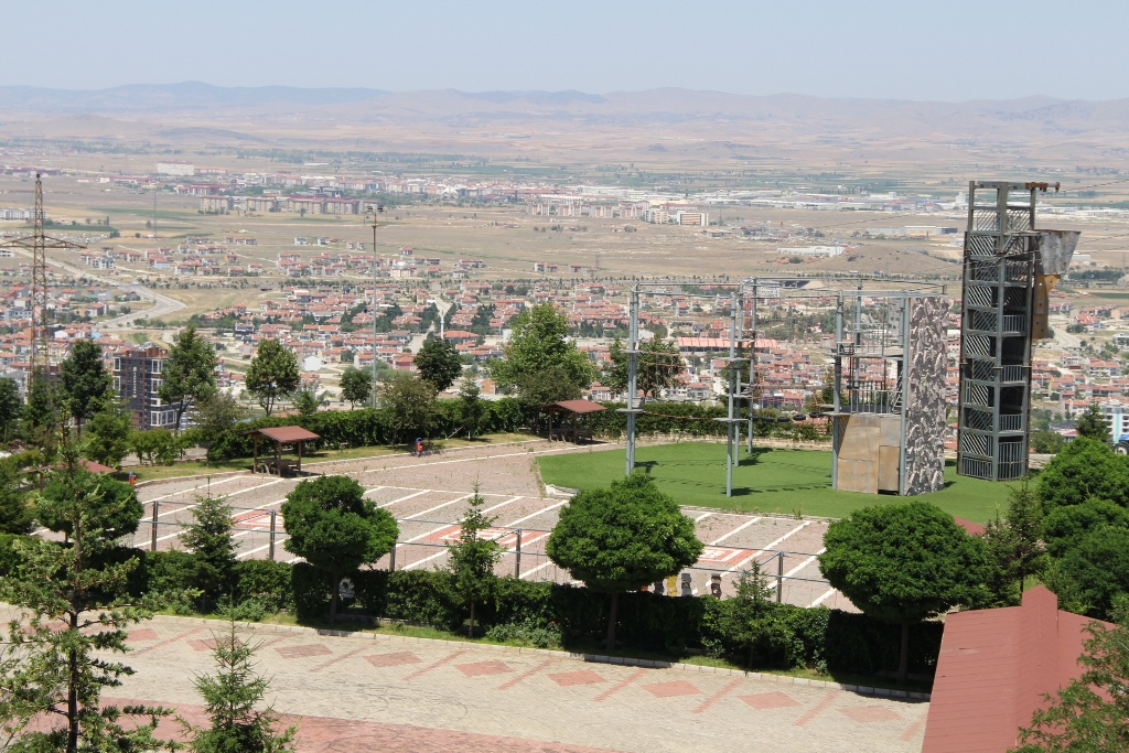 AFYON'DA 9 YIL ÖNCE İNŞA EDİLDİ ANCAK KAPISI HALA KİLİTLİ
