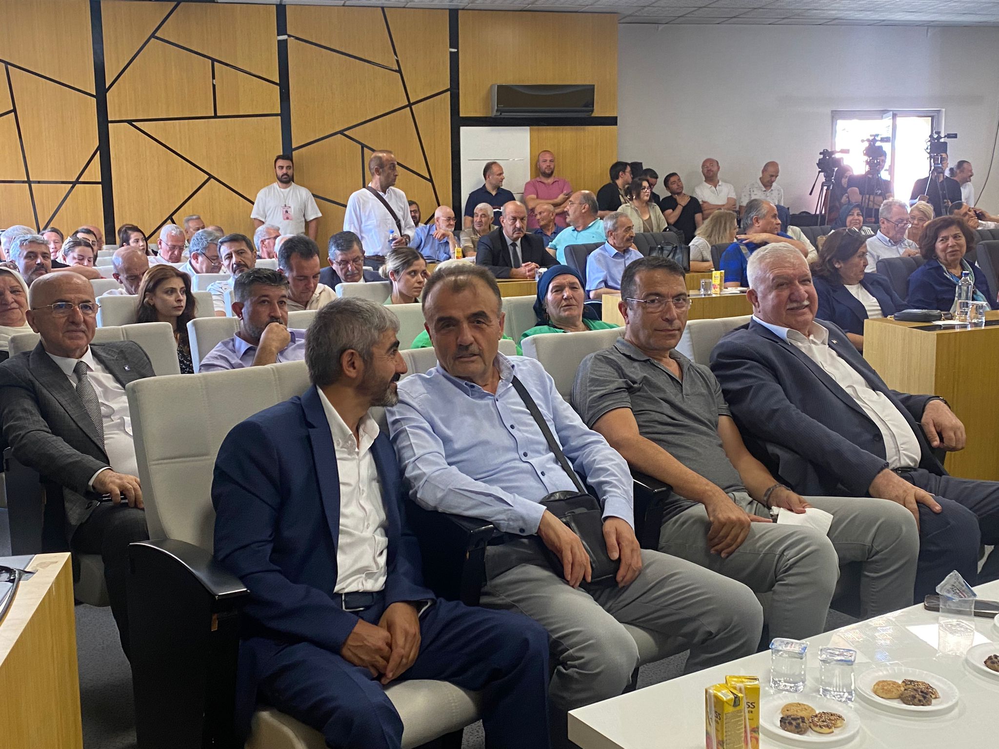 Afyonkarahisar Belediyesi Kent Konseyi Başlıyor…  Davetliler salondaki yerini almaya başladı